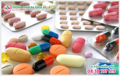 Bệnh nấm móng xuất hiện đối với người thường xuyên tiếp xúc và làm việc trong môi trường ẩm ướt, tạo điều kiện cho các vi nấm phát triển và gây bệnh.