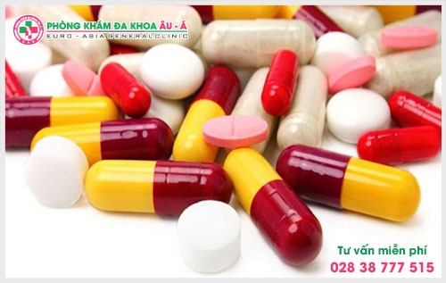 Tính chất công việc phải làm việc trong môi trường nhiễm bẩn, tiếp xúc với các hóa chất là một trong những nguyên nhân gây ra bệnh nấm da chàm hóa.